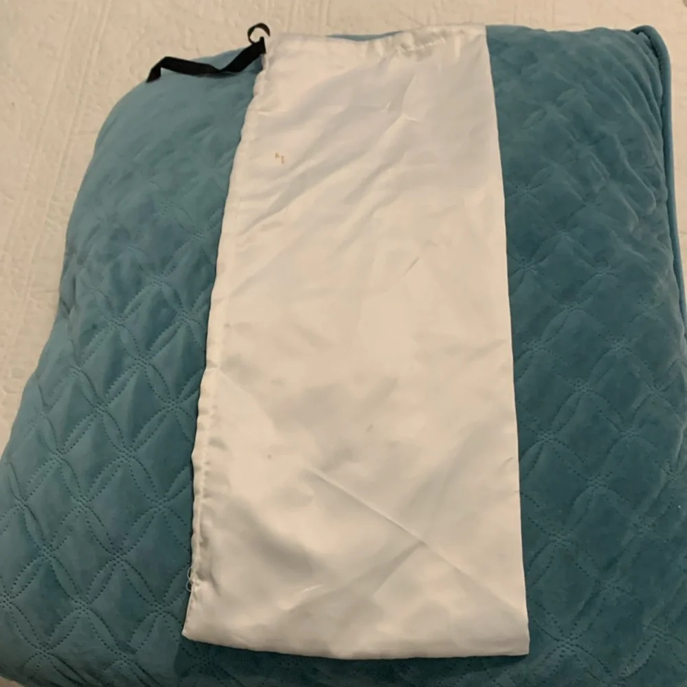 Gucci Satin Dust Bag. PreOwned See pictures for measurements. Has small stain